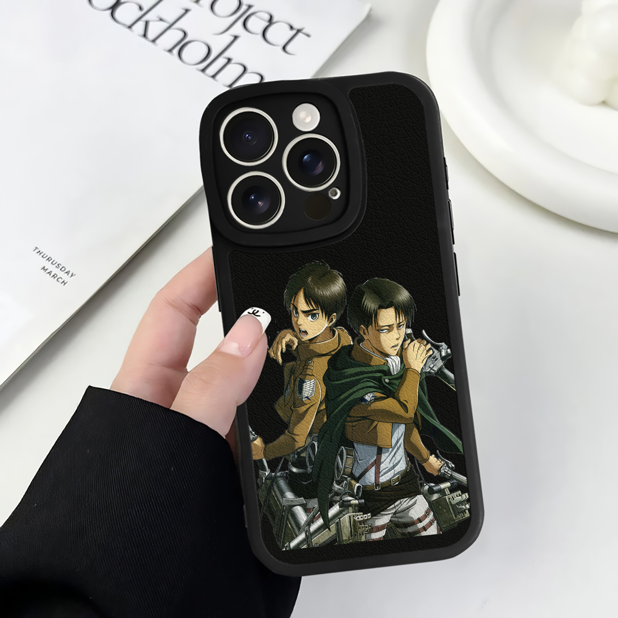 （画像用） 進撃の巨人 リヴァイ·アッカーマン Attack on Titan Levi Ackerman 【iPhone 16シリーズ対応】シリコンスマホケース（レザー調） 材質：シリコン